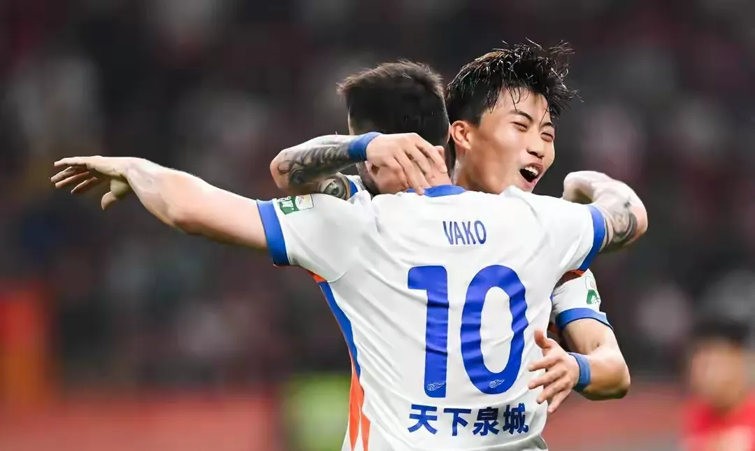 包含足球大奖赛掀起高潮，海滨雷豹队翻盘燕山雄狮队，战至最后一刻——细节处理更胜一筹的词条