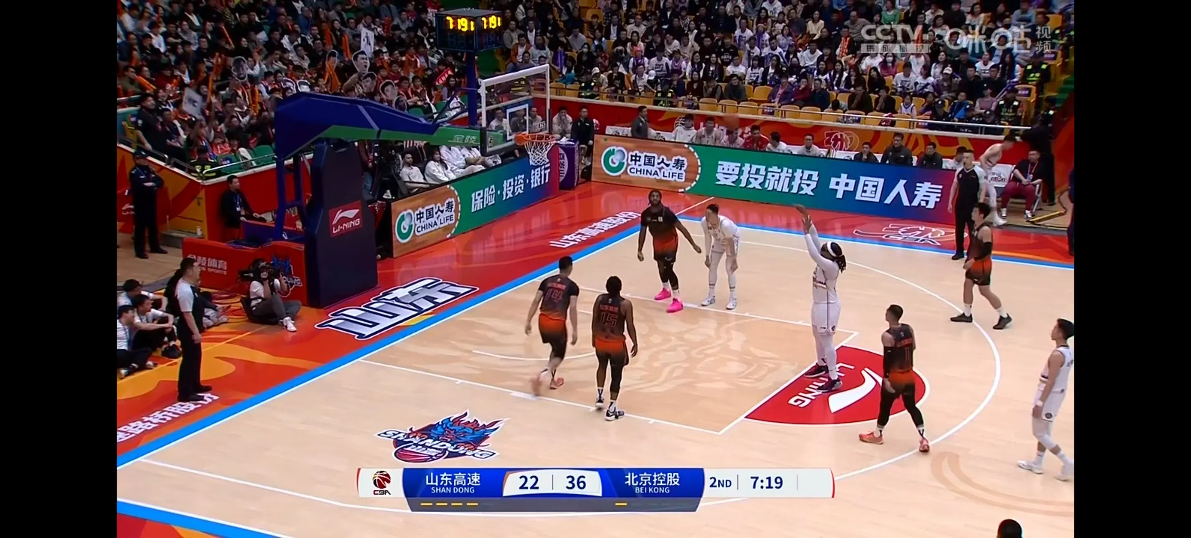 亚博-集结日体能课后，西汉姆手感冰凉备战CBA常规赛，球迷炸锅，更衣室氛围转暖(球迷及市民对cba季前赛活动的期待海采)