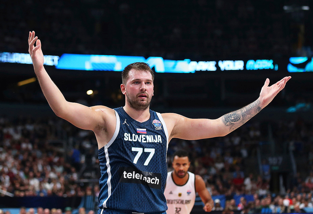 西班牙队带队取胜！，东契奇重要时刻比赛局势复杂观众掌声雷动的简单介绍